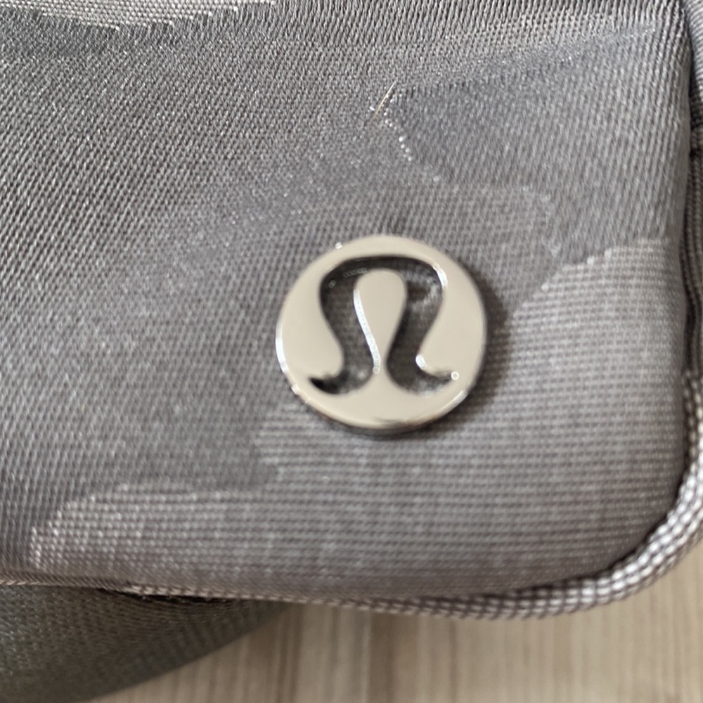 โค๏ธ Lululemon OG Everywhere Belt Bag Grey Camo HAGI NWT - Picture 2 of 8